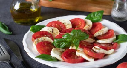 Haz una ensalada caprese en 5 minutos, la receta inspirada en Italia