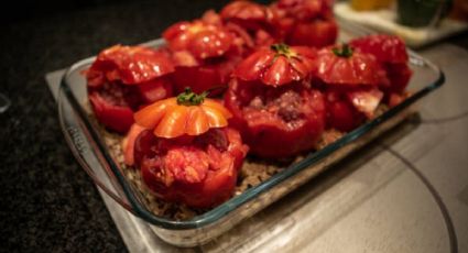 Tomates rellenos al horno con patatas gajo, la receta ideal para el almuerzo