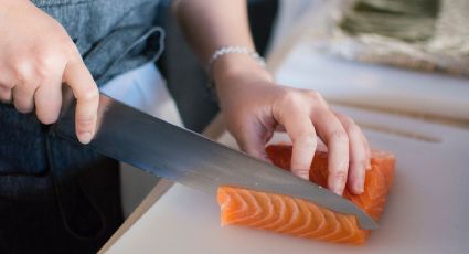 El truco para eliminar el olor a pescado de tus platos con 2 ingredientes de cocina