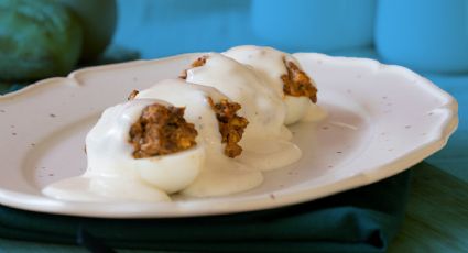 Así puedes hacer huevos rellenos de carne con bechamel