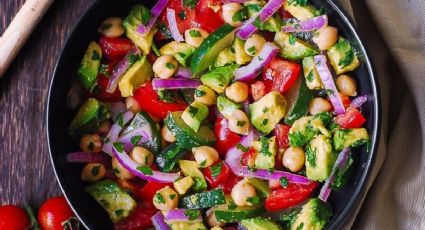 ¿Sin tiempo para comer hoy? Receta fácil de ensalada de garbanzos con aguacate