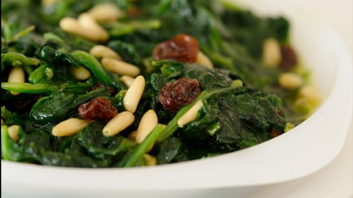 ¿Qué cenar hoy? Espinacas a la catalana con piñones, la receta más sencilla y saludable