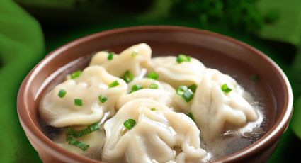 Haz la tradicional sopa wan tun con dumplings de carne picada