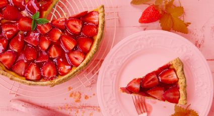 ¿Antojo de algo dulce? Prepara una tarta helada de fresa con nata