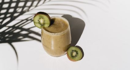 Smoothie de kiwi con plátano para producir colágeno y eliminar arrugas