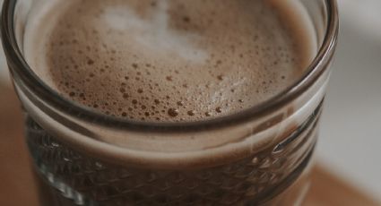 Prepara leche de avena con chocolate para tus hijos (sin azúcar)