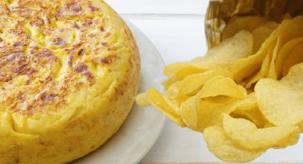 El truco para hacer una tortilla de patatas con patatas fritas de bolsa