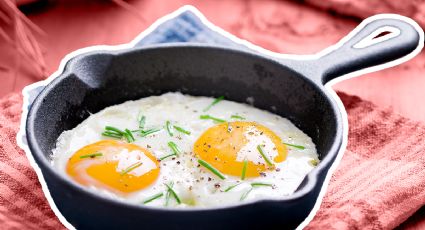 ¡Receta con pocas calorías! Prepara huevos fritos sin aceite en microondas o sartén