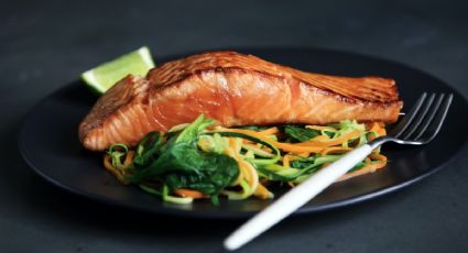 Truco para preparar salmón a la plancha en sartén sin que se pegue o queme