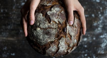 Receta para hacer pan de hogaza con vino tinto para acompañar con paté