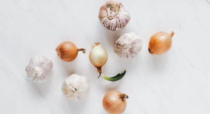 Haz un sazonador natural con cáscara de ajo y cebolla para que la comida quede deliciosa