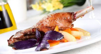 Confit de pato con peras caramelizadas, la receta más elegante para sorprender