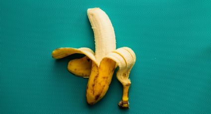 La razón por la que nunca debes quitarle la fibra del plátano antes de comerlo