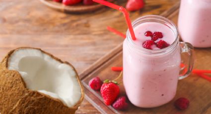 Batido cremoso de fresa y coco para desayunar y aumentar las defensas