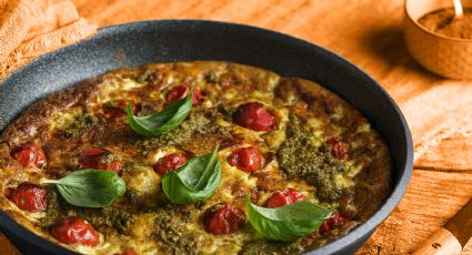 Haz una deliciosa frittata de patatas, queso feta y pesto en 30 minutos