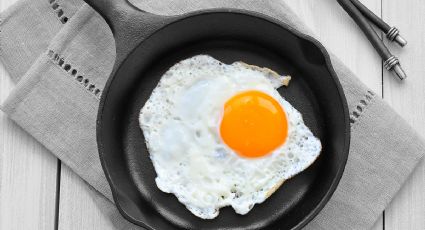 2 trucos infalibles para que los huevos fritos no se peguen en la sartén