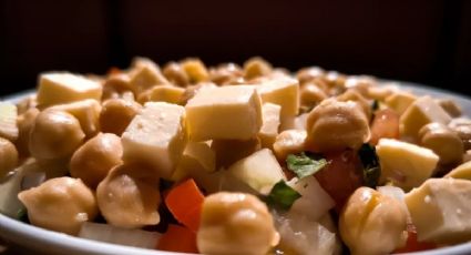 Haz la ensalada de garbanzos picante con tofu ahumado y jalapeños