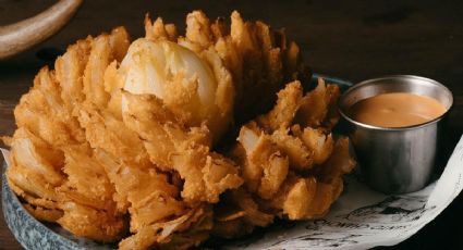 Prepara cebollas fritas crujientes, el snack perfecto para el picoteo