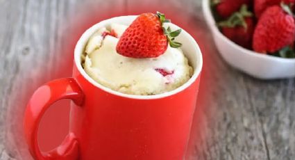 Postre sin horno: Haz un mug cake de fresa sin azúcar y en menos de 10 minutos