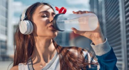 Así puedes eliminar por completo el olor y sabor a plástico de una botella nueva