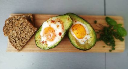 ¡Receta fácil para el desayuno! Prepara un delicioso aguacate relleno de huevo al horno