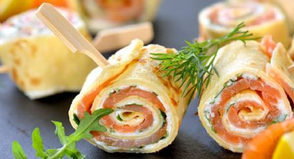 ¡Cena deliciosa y saludable! Crepes con relleno de salmón, queso crema y aguacate