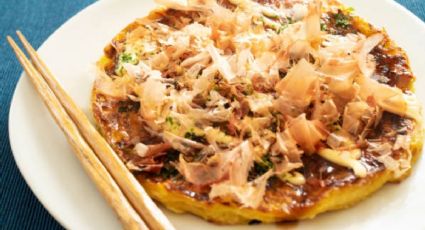 ¿Cómo hacer Okonomiyaki, la tortilla japonesa que puedes preparar en 20 minutos?