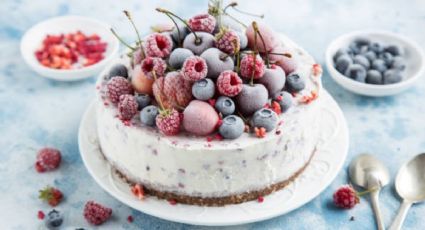 En pocos pasos: Prepara una tarta de yogur griego, el postre más fácil de hacer