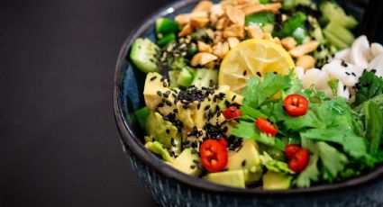 Prepara un Poke Bowl vegano con arroz, quinoa y aguacate