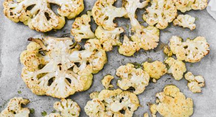 Así se hace la coliflor rostizada al horno fácil y rápido