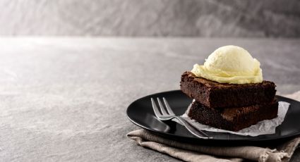 Prepara el mejor brownie de chocolate con nueces y helado de vainilla