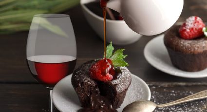 Prepara un coulant de chocolate relleno de vino tinto en 30 minutos