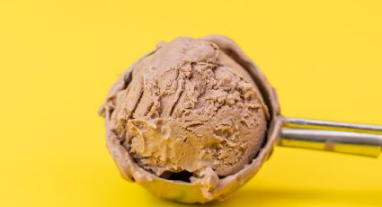 Prepara helado casero de chocolate para un postre delicioso