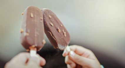 Prepara paletas de hielo con chocolate para consentir a los pequeños