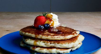 Desayuno rápido y económico, prepara unas tortitas de plátano