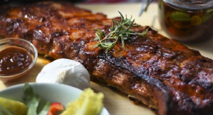 Cocina costillas de cerdo asadas de la manera más tierna