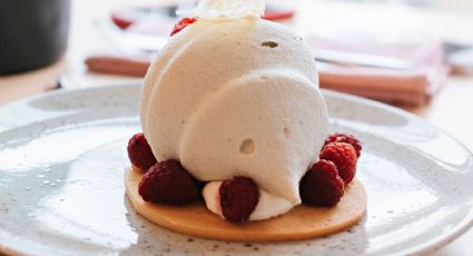 Así se prepara un postre extra dulce: mousse de vainilla