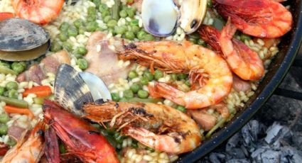 Disfruta una deliciosa paella de mariscos, en pocos pasos