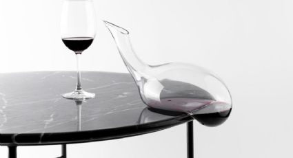 Este es el modo de usar un decantador de vino correctamente