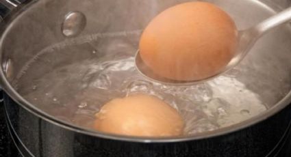 Qué hacer con el agua de hervir los huevos para no botarla