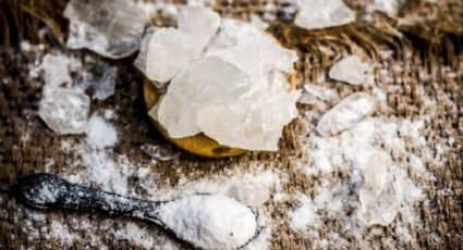 Ritual de abundancia con piedra de alumbre e ingredientes de cocina para proteger el hogar