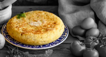 El truco para hacer una tortilla española y que no se te pegue a la sartén