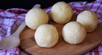 Almuerzo económico, prepara unas bombas de patata con queso