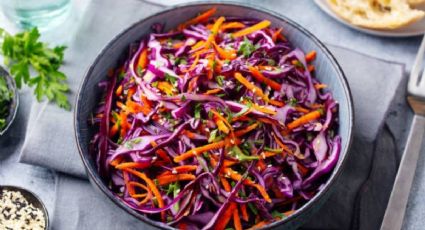 Cena sin culpas con esta deliciosa ensalada de col, zanahoria y perejil