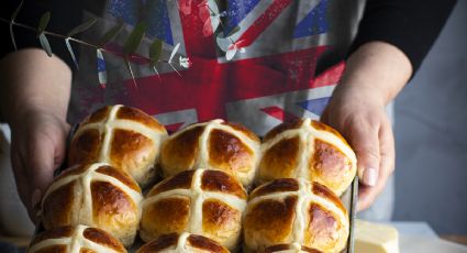 Así se preparan unos apetecibles panecillos de pascua británicos