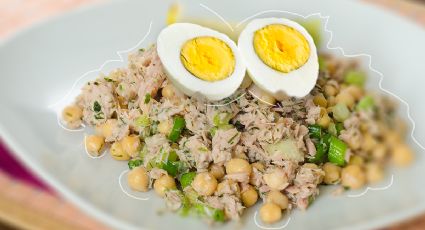 Fácil y rápida de preparar: deliciosa ensalada de garbanzos, atún y huevo