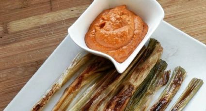 Así puedes preparar una deliciosa salsa de calçots con zanahoria y almendras