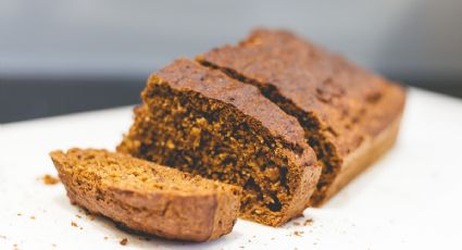 Paso a paso así se prepara un esponjoso 'banana bread' con chocolate y zanahoria