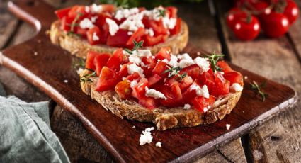 En simples pasos unas bruschettas con sabor al Mediterráneo