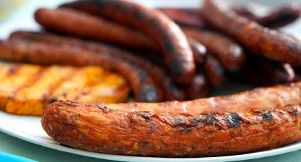 Así puedes preparar unas sabrosas salchichas al horno con patatas